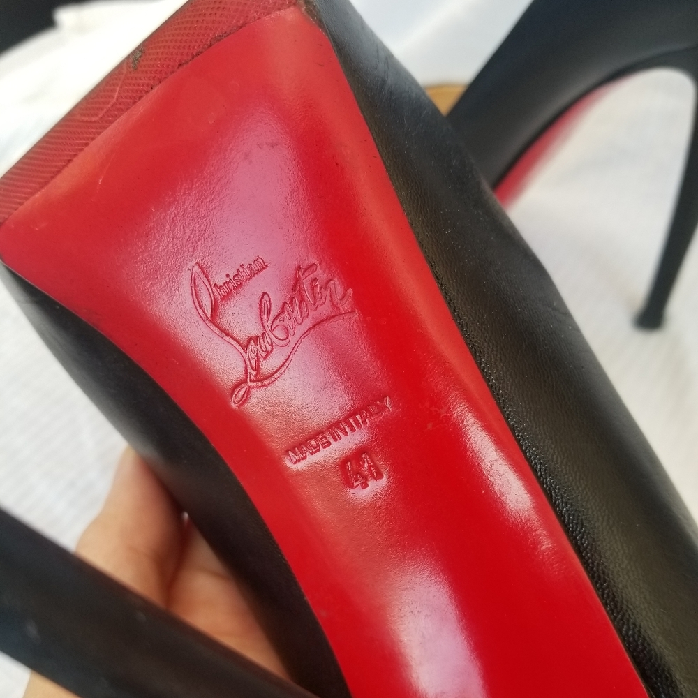 Christian Louboutin Round Toe Pumps - size 41